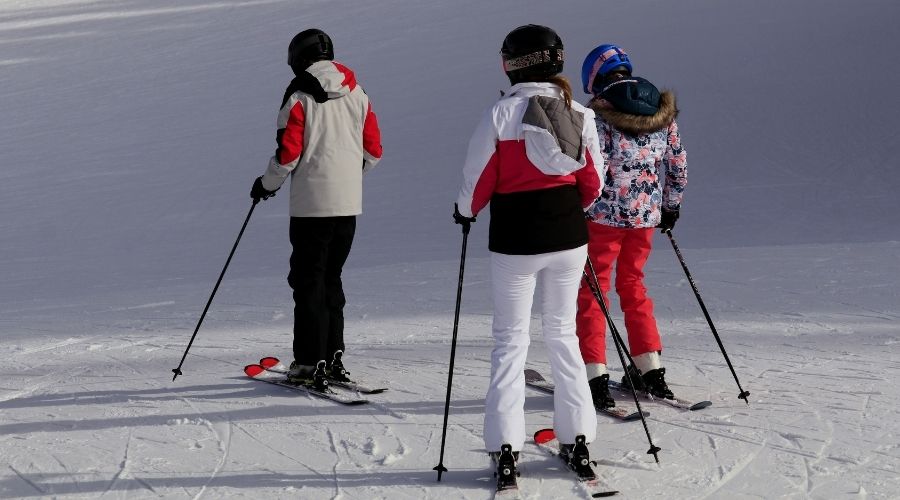 Niños en un curso de esquí
