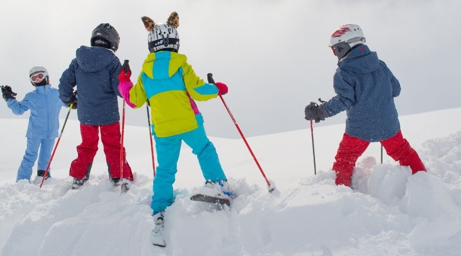 Grupo de niños esquiando