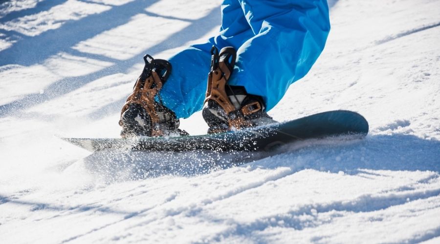 Hombre practicando snowboard